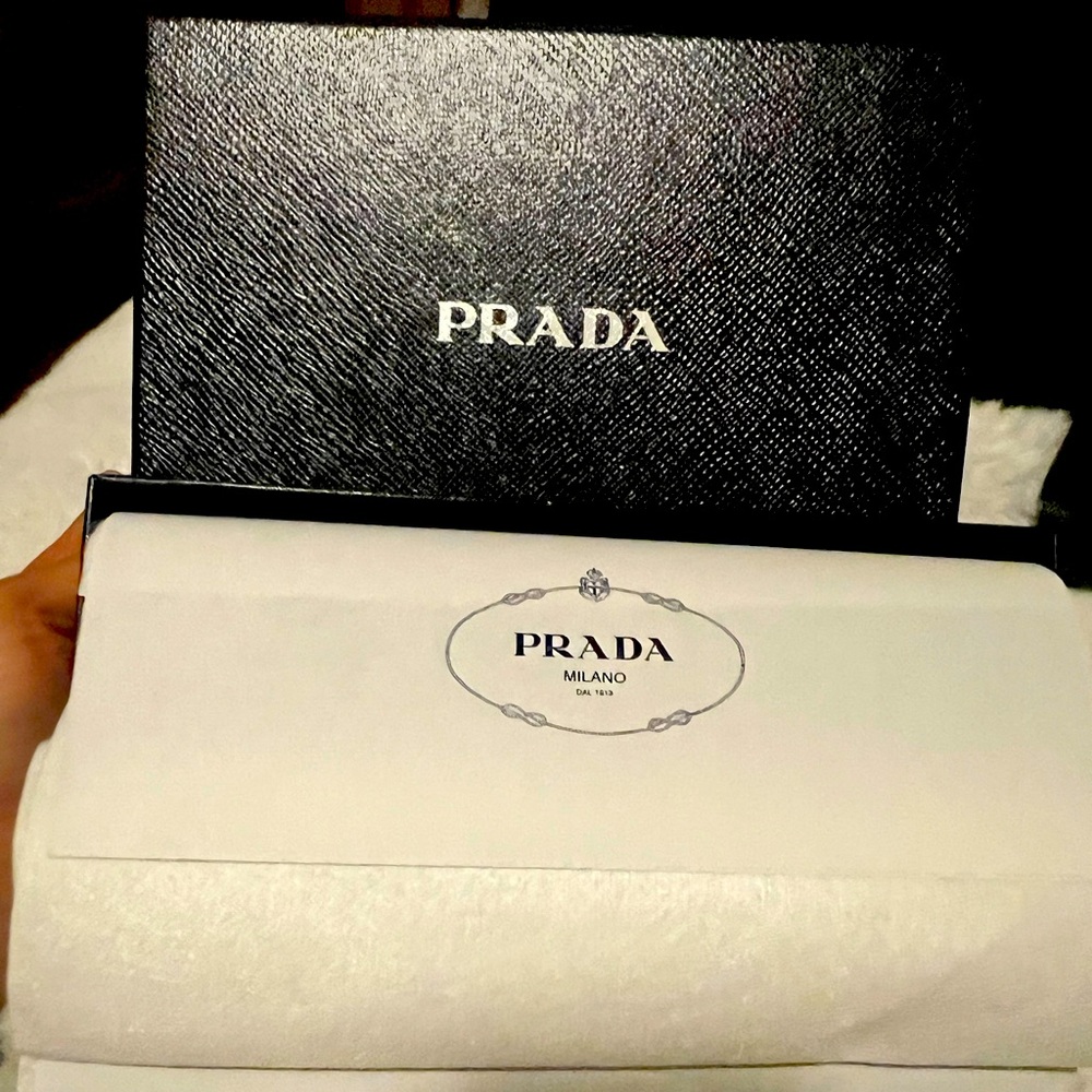 Absolutely gorgeous Prada wallet with the original box. Certificate included.